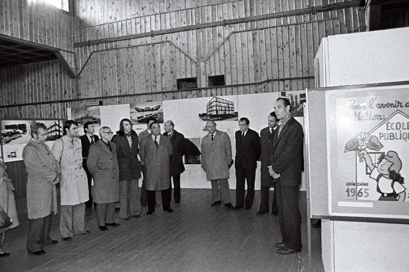 ENSV Kunstnike Liidu juhatuse esimees I. Torn (paremal) tutvustab külalistele Prantsuse arhitektuuri näitust Tantsutares Nõukogude- Prantsuse sõpruspäevade ajal.