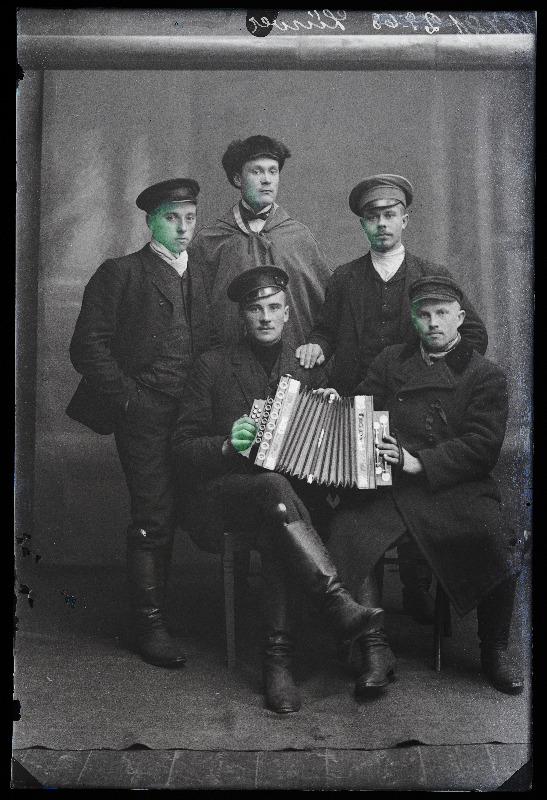 Grupp mehi lõõtspilliga, (foto tellija Liiwer [Liiver]).