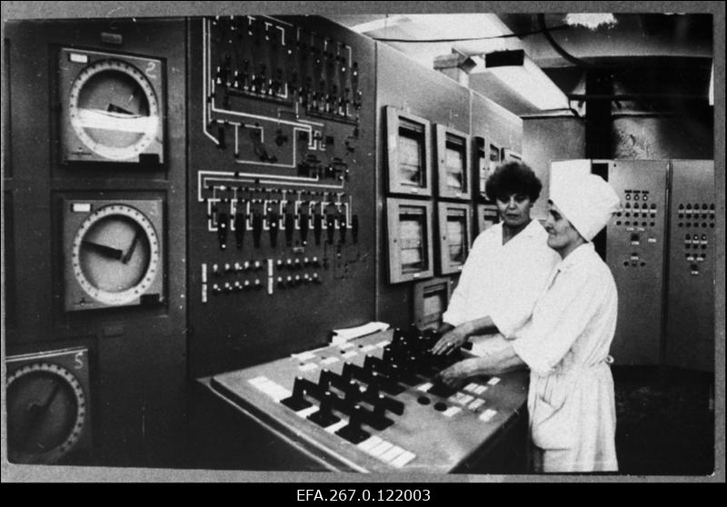 ETKVL leivatehase "Valga Leib" jahutorni operaatoripuldi operaator Aino Lender (paremal) töötamas.