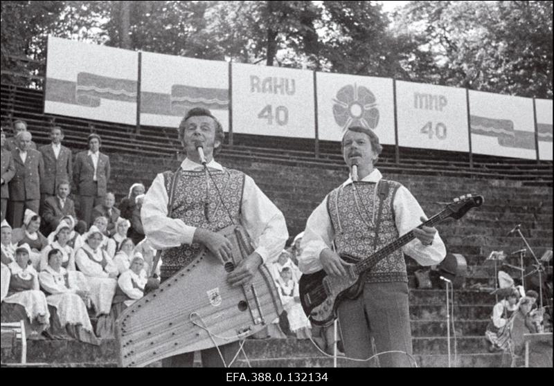 Eesti Televisiooni saate "Taidlusrõõm" salvestamisel Viljandi lauluväljakul esinevad Heino Sõna ja Enn Purje Nuiast.