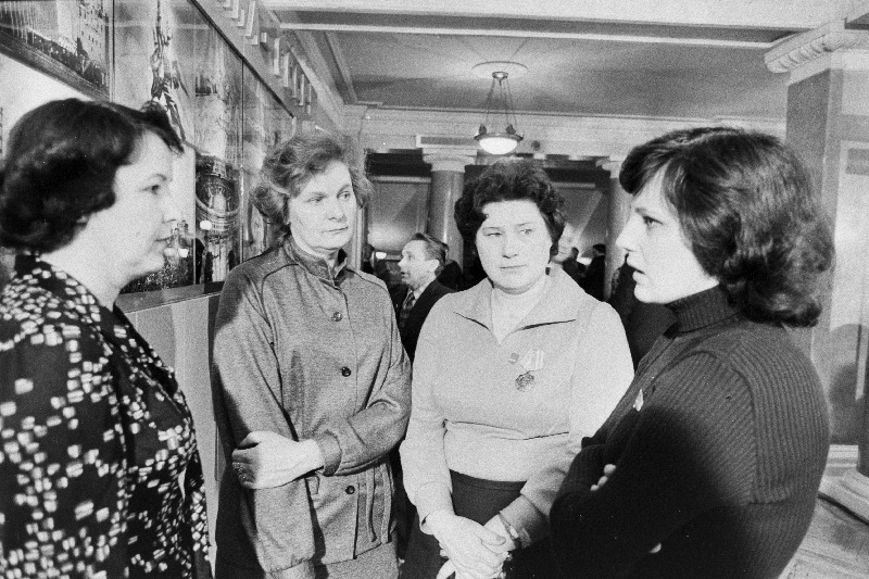 EKP XVIII kongressi vaheajal vestlevad (vasakult) Svetlana Tomson tootmiskoondisest "Eesti Paberitööstus", Urve Kaldmaa Tallinna Kaubamajast ja Natalia Dubina trikotaažitootmiskoondisest "Marat".