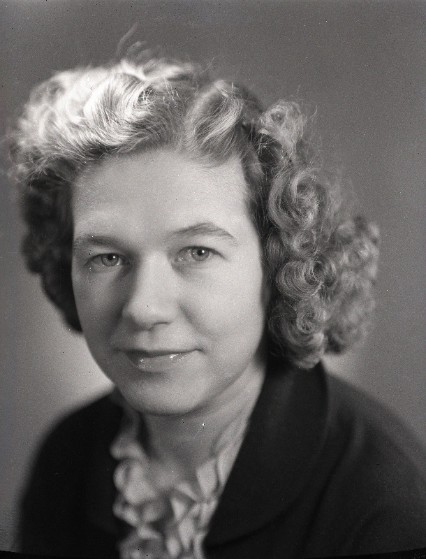 Aruoja, Virve - V. Kingissepa nimelise Tallinna Riikliku Draamateatri näitleja.