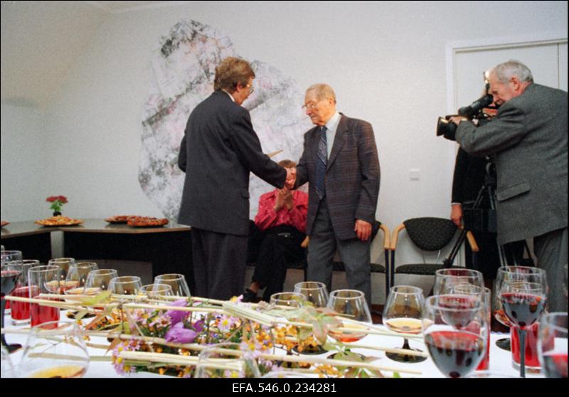 Mälestustahvli avamine Pallaslase Valdemar Väli mälestuseks (sünd.1909) Läänemaal Kullamaa vallas endisest tööstushoonest ainsana tänapäeva jõudnud paekivikorstnale. Kohal on ka kunstnik ise.