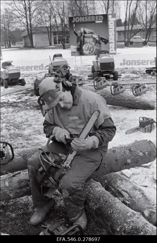 Metsatöötehnika väljapanek Eesti näitusel.