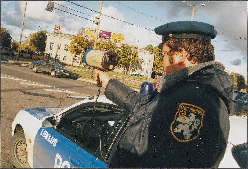 Liikluspolitseinik Tallinna kesklinnas kiiruse mõõturiga.