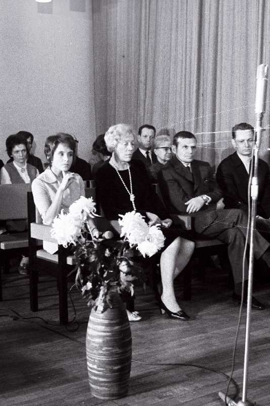 Kirjanik Aira Kaalu (vasakult 2.) 60. a juubeli pidulik tähistamine.