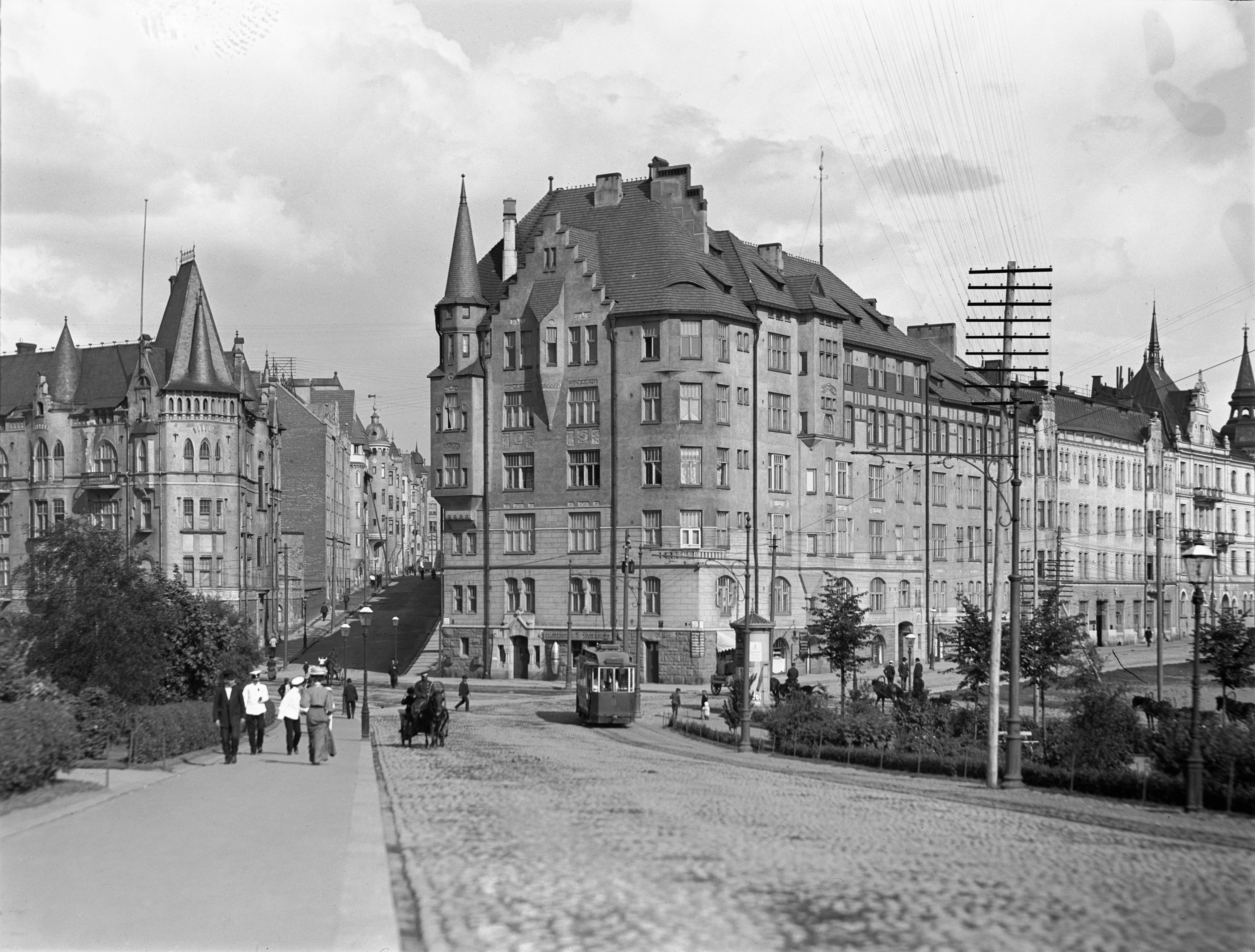 Satamakadun, Luotsikadun ja Kruununvuorenkadun kulma Katajanokalla.