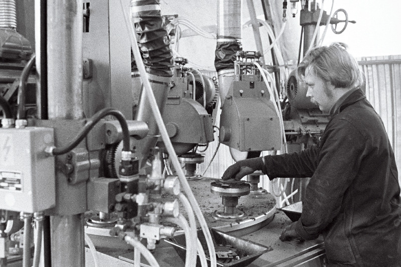 Tootmiskoondise „Norma“ tööline Väino Kalam töötamas uuel poolautomaatseadmel, millel lihvitakse ja poleeritakse turvavööde lukkude detaile.