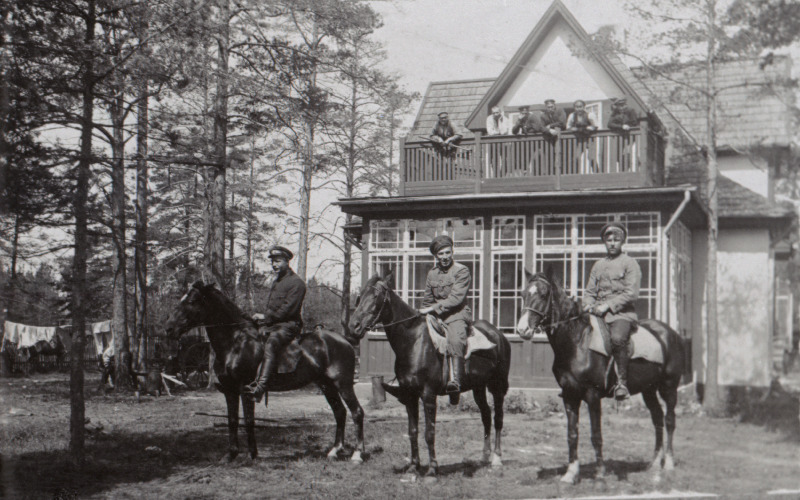 Vabadussõda. 6.Jalaväepolgu majandusjaoskonna kolm aidameest hobustel Rodenpoisis (Ropaži).