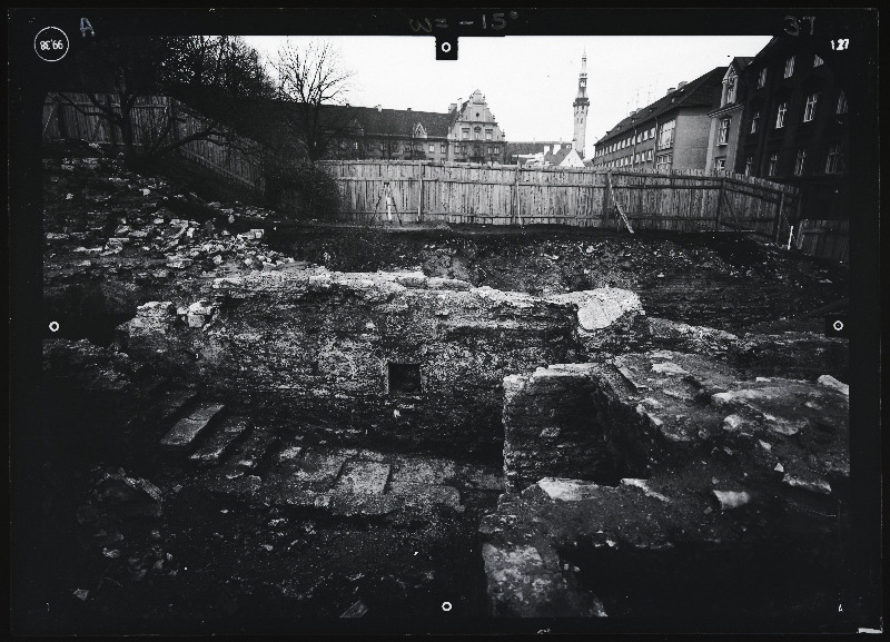 Tallinn. Kvartal nr 37. Ehitusarheoloogia. Harju tänava stereofotogramm-meetriline mõõdistamine.