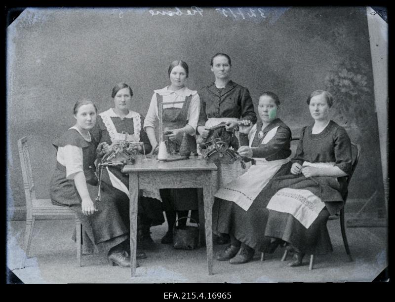 Grupp naisi ketrusmasinatega, (foto tellija Rebane).