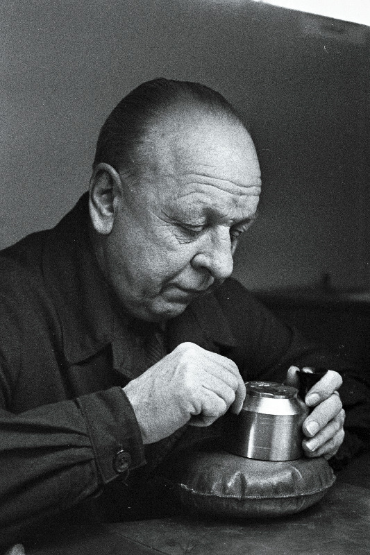 Eesti NSV Kunstifondi Kunstitoodete Kombinaadi metallehistööde ateljee graveerija Evald Marnot.