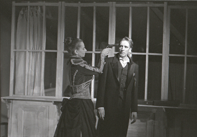 Stseen H. Ibseni draamast Hedda Gabler Eesti Draamateatris. Hedda Gabler - Ülle Kaljuste ja Ellert – Lembit Ulfsak.