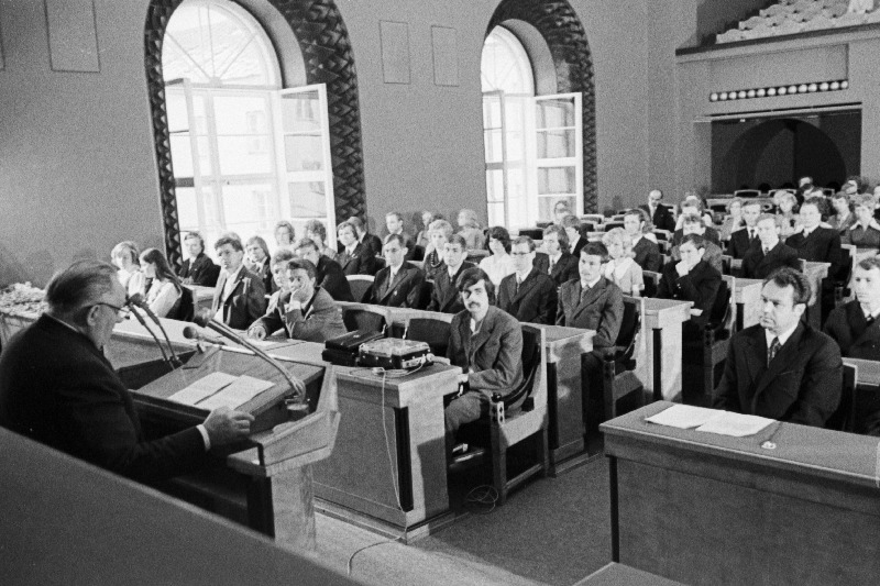 EKP Keskkomitee korraldatud kõrgkoolide lõpetjate vastuvõtul Toompeal esineb EKP Keskkomitee esimene sekretär J. Käbin.