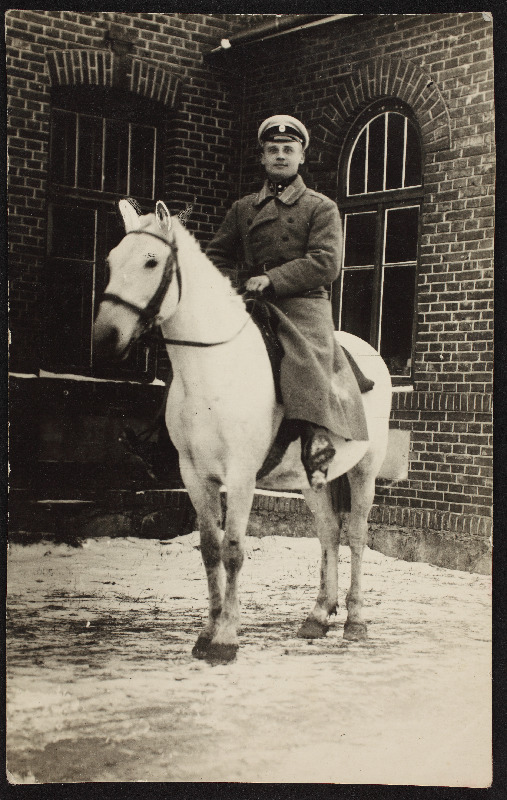 Polkovnik August Traksmann (hiljem Traksmaa) hobuse seljas