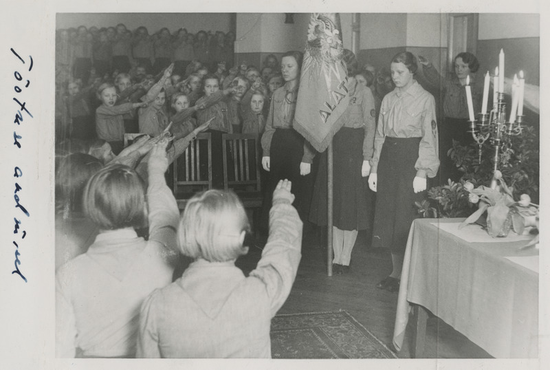 Kodutütarde Tartu ringkonna 5. aastapäeva tähistamine Tartu tütarlaste gümnaasiumi ruumides 18.03.1937, kodutütred tõotust andmas