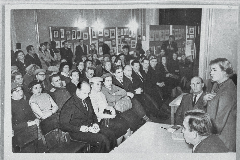 Isetegevuslike kunstnike tööde näituse arutelu.