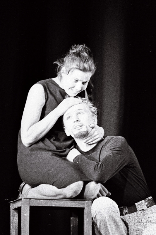 Stseen J. Anouilhi näidendist "Antigone" Noorsooteatris Mikk Mikiveri lavastuses. Antigone – Iivi Lepik, Haimon – Tõnu Mikiver.