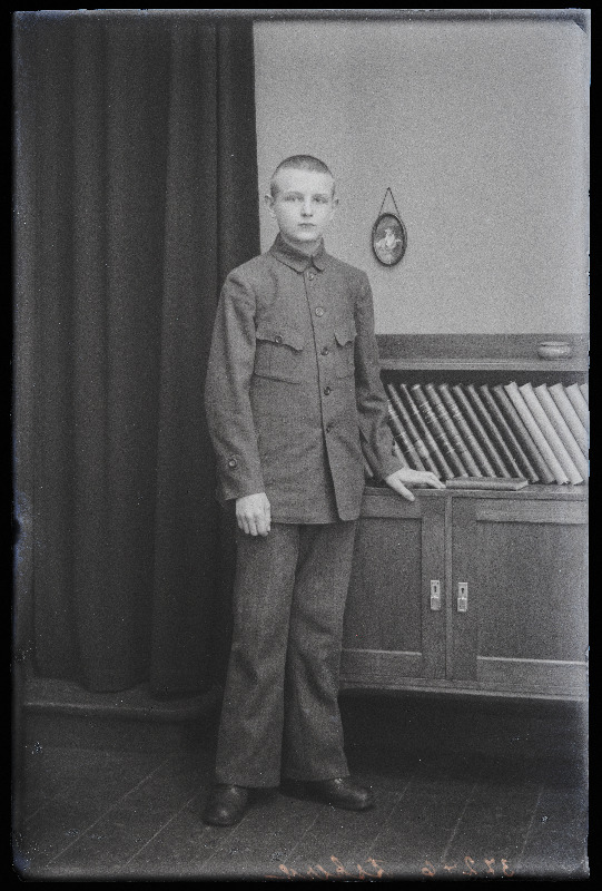 Koolipoiss Asberg.