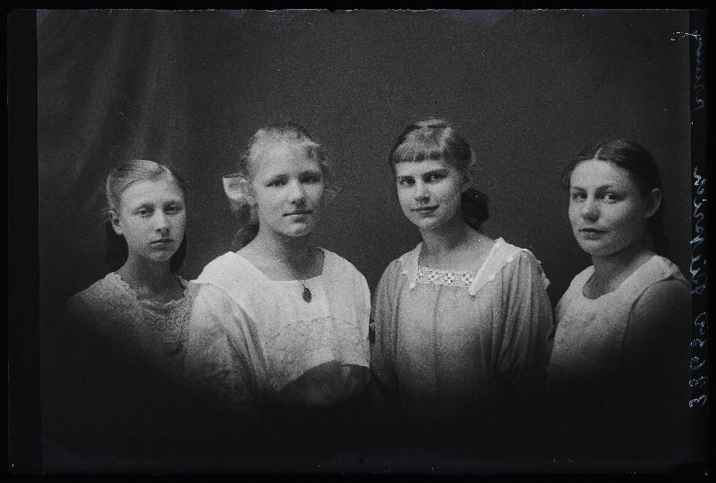 Grupp neiusid, (foto tellija Rieprich).