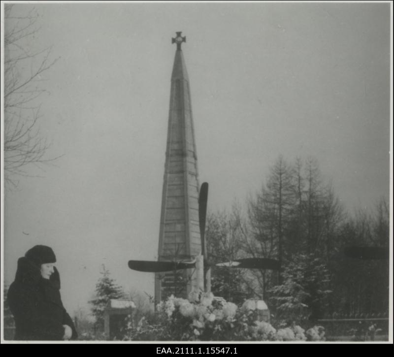 Lõuna-Eesti vabastajate mälestussammas Tartu garnisoni surnuaial, esiplaanil lendur Johannes Robert Söödi haud