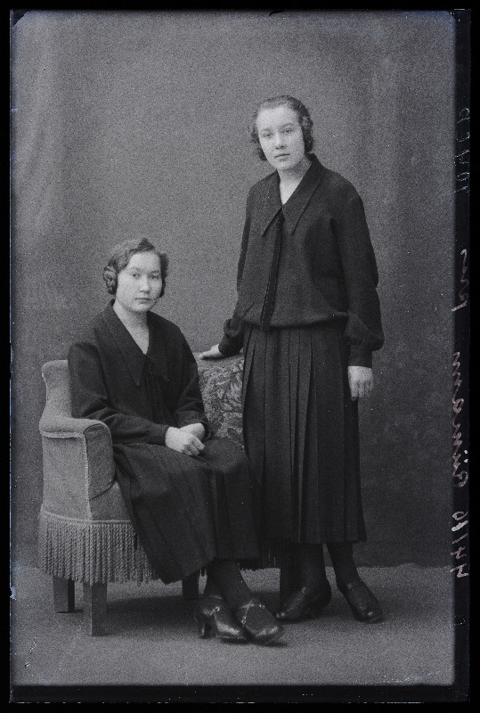 Kaks naist, (foto tellija Riimann).