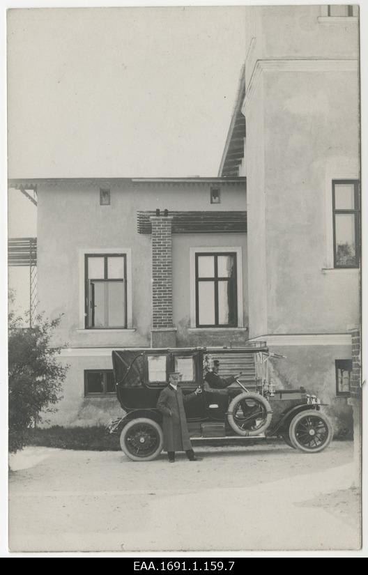 Ungern-Sternbergide automobiil koos autojuhtidega Villa Wendeni juures