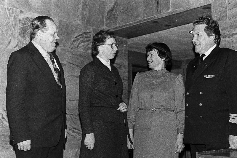 IV Vabariikliku noortejuhendajate kokkutuleku vaheajal vestlevad (vasakult) Toiduainete Tööstuse Tööliste Ametiühingu Eesti Vabariikliku Komitee esimees Rudolf Vingissaar, kondiitritoodete vabriku "Kalev" kompvekitsehhi vanemmeister, teeneline noortejuhendaja Hele-Mai Kepp ja marmelaaditsehhi kontrolör-brigadir Raja Jürisoo ning tootmiskoondise "Eesti Kalatööstus" peadirektor Hugo Maide.