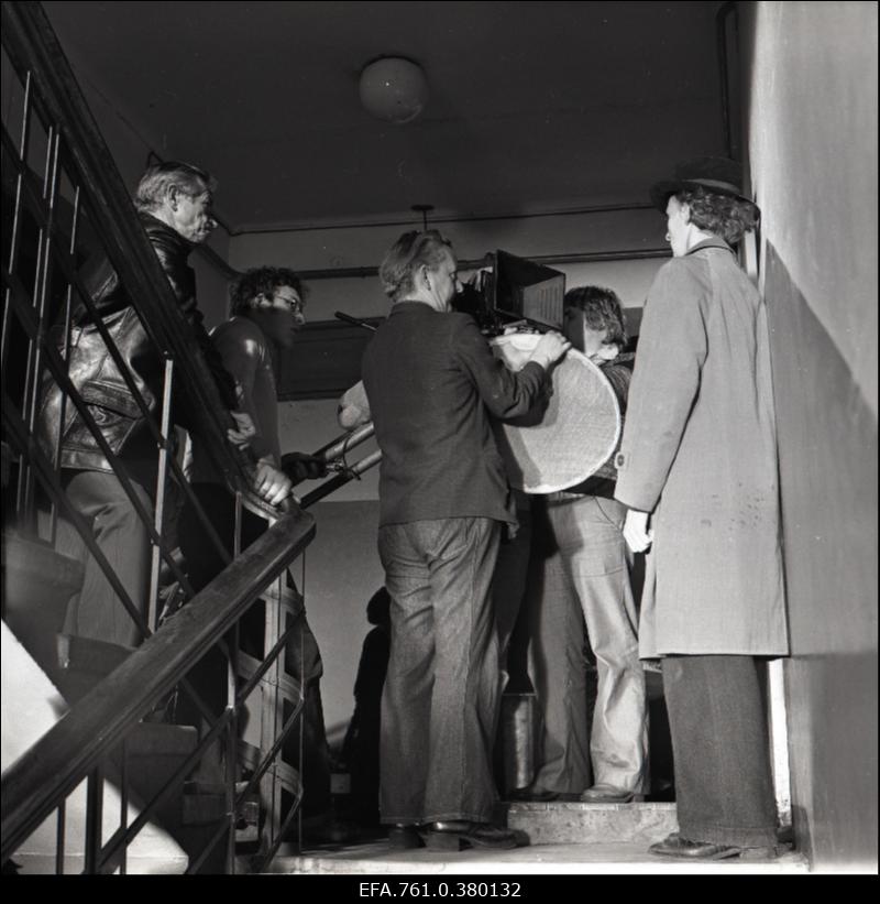 Filmi "Metskannikesed" võtted. Vasakul trepil režissõõr Kaljo Kiisk, meister-valgustehnik Ado Täkker, Tõnu rollis Arvo Kukumägi