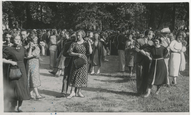 Kaitseliidu Tartu maleva ja Naiskodukaitse Tartu ringkonna kevadpidustused Raadi pargis 06.06.1938, rahvas tantsimas