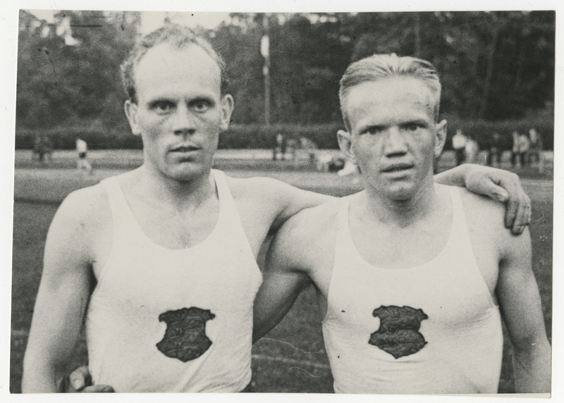 Erich Veetõusme, eesti sportlane, keskmaajooksja koos koondisekaaslastega, foto