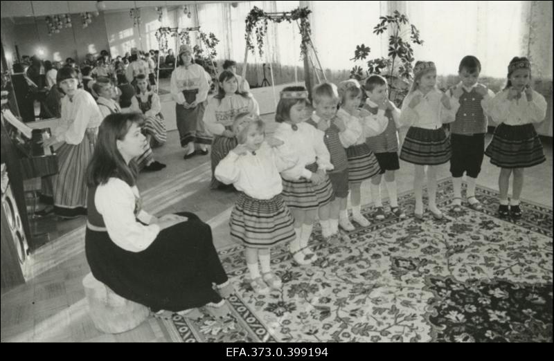 Eesti folkloori päev Sillamäe lastepäevakodus "Pääsupesa".