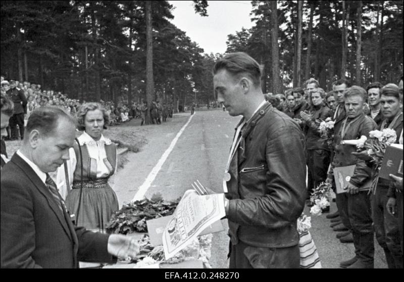 NSV Liidu meistrivõistlused mootorraturite ringrajasõidus Pirita-Kose-Kloostrimetsa ringrajal.