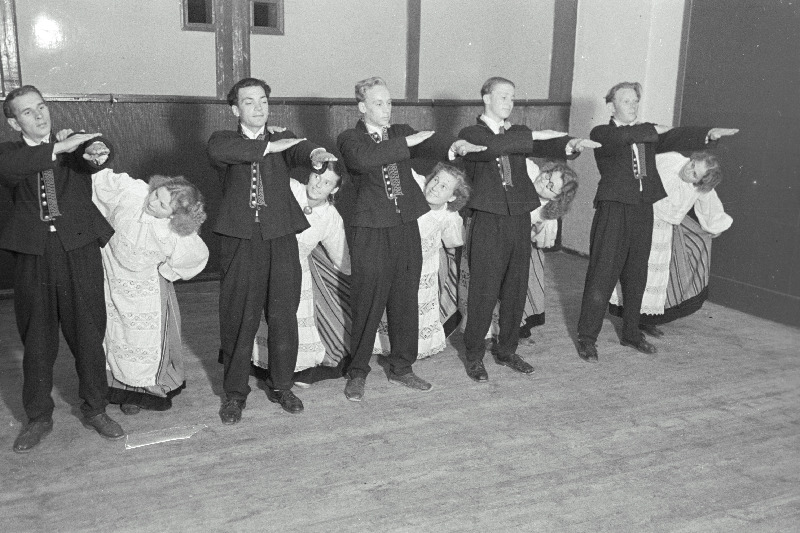 Kärdla rahvatantsurühm harjutamas.