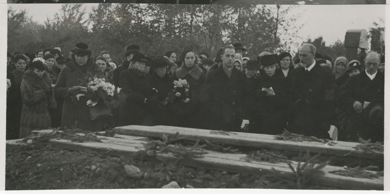 Ilmar Hans Tõnissoni perekonnaliikmed tema lahtise haua ääres, foto