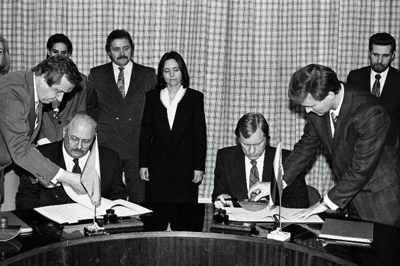 Tšehhi välisminister Jozef Zielenec (vasakul) ja Eesti välisminister Trivimi Velliste kirjutavad alla koostöölepingule.
