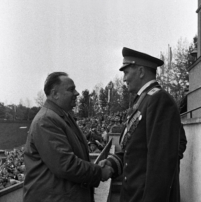 Kindralleitnant L. Pärn (paremal) ja Eestimaa Kommunistliku Partei Keskkomitee esimene sekretär J. Käbin Eesti NSV fašistlikest okupantidest vabastamise 20-nda aastapäeva puhul miitingul Komsomoli nimelisel staadionil.