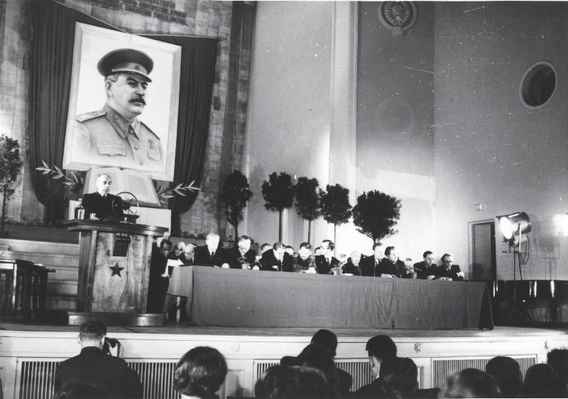 Eesti NSV kirjanike I kongressi avamine Estonias. Aruandega esineb Eesti NSV Kirjanike Liidu esimees J. Semper.