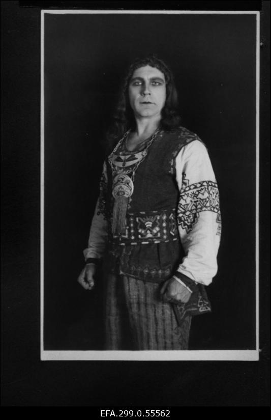 Näitleja Ants Lauter noore pealiku Kaljo osas mängufilmis „Mineviku varjud“.