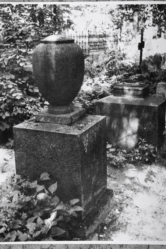 Baltisaksa omavalitsustegelase Pärnu linnapea Oscar Alexander Brackmanni hauamonument Alevi kalmistul.