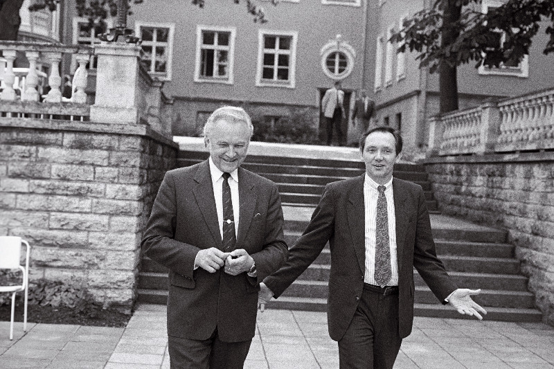 Tallinnas külaskäigul viibiv USA peakonsul Leningradis Jack L. Gosnell ja Eesti Vabariigi Ülemnõukogu esimees Arnold Rüütel (vasakul) Kadrioru lossi aias.