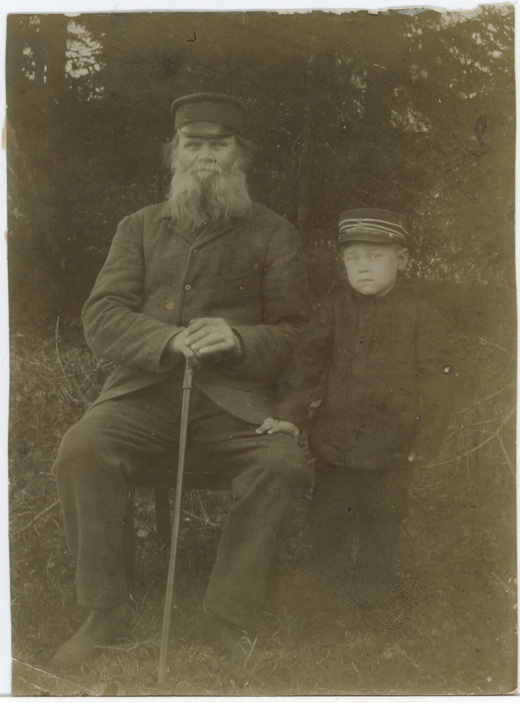 Oletatavalt Joosep Odenberg koos lapselapsega