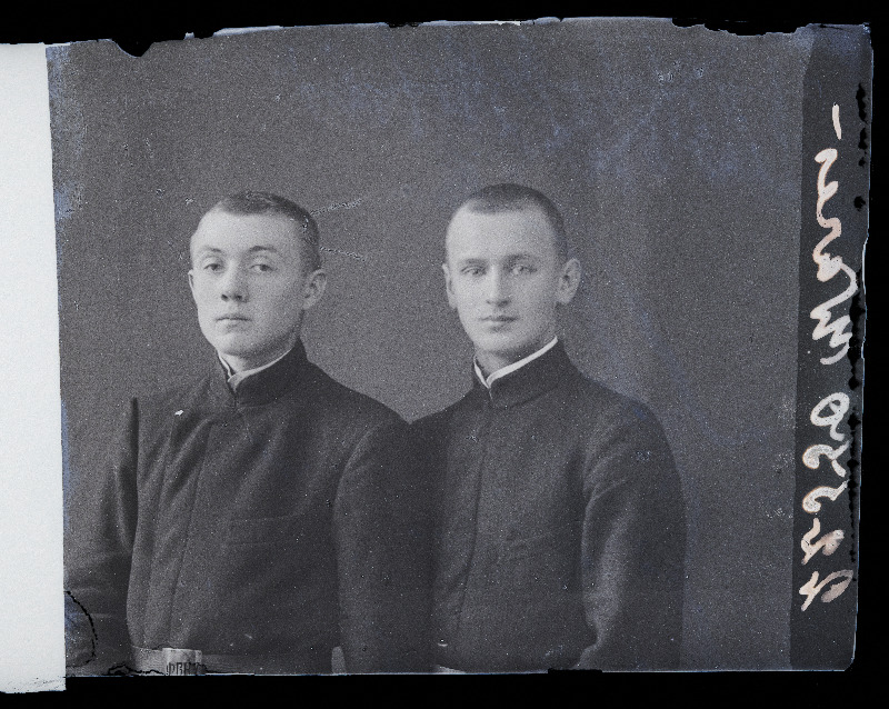 Kaks noormeest, (foto tellija Wares [Vares]).