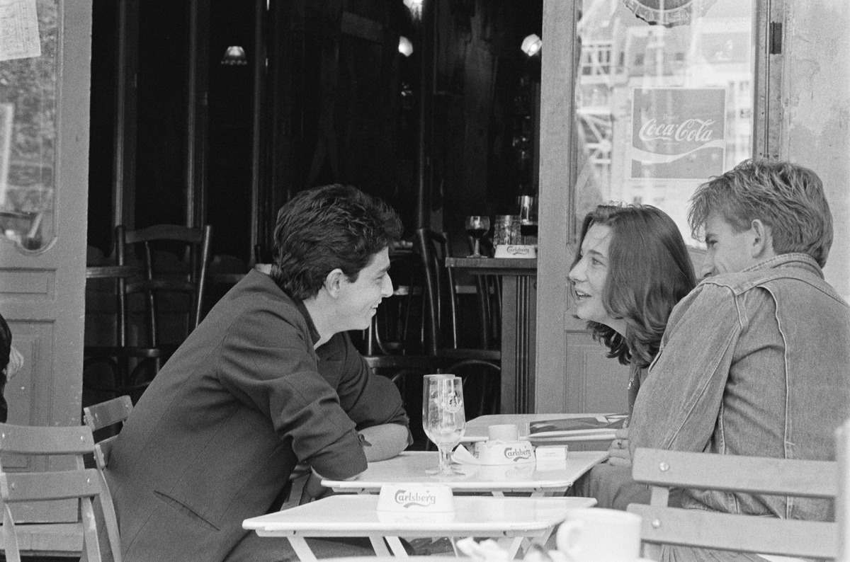 People in a café in Paris, France, in autumn 1982.; Ihmisiä kahvilassa Pariisissa syksyllä 1982.