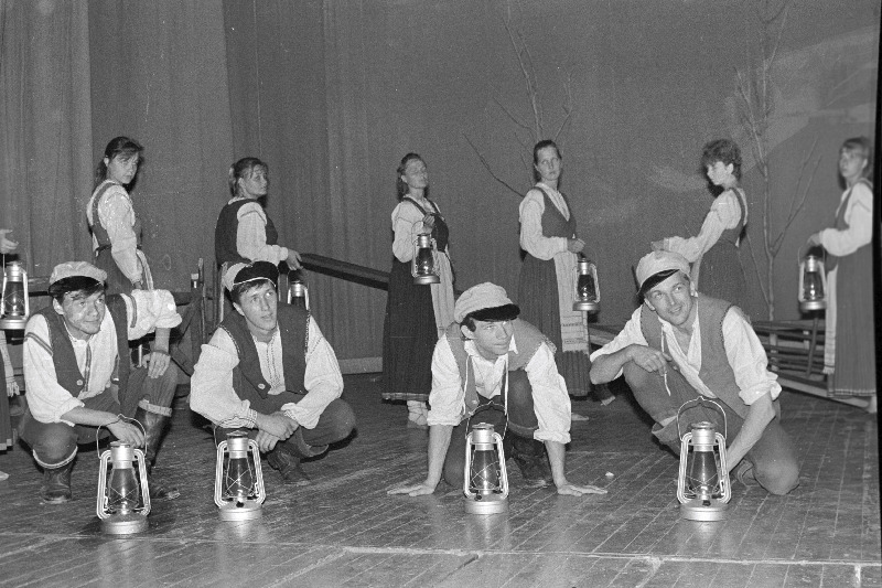 Stseen Haapsalu isetegevusliku teatri Randlane ja Tampere Töölisteatri koostööna valminud lavastusest Noor mölder.