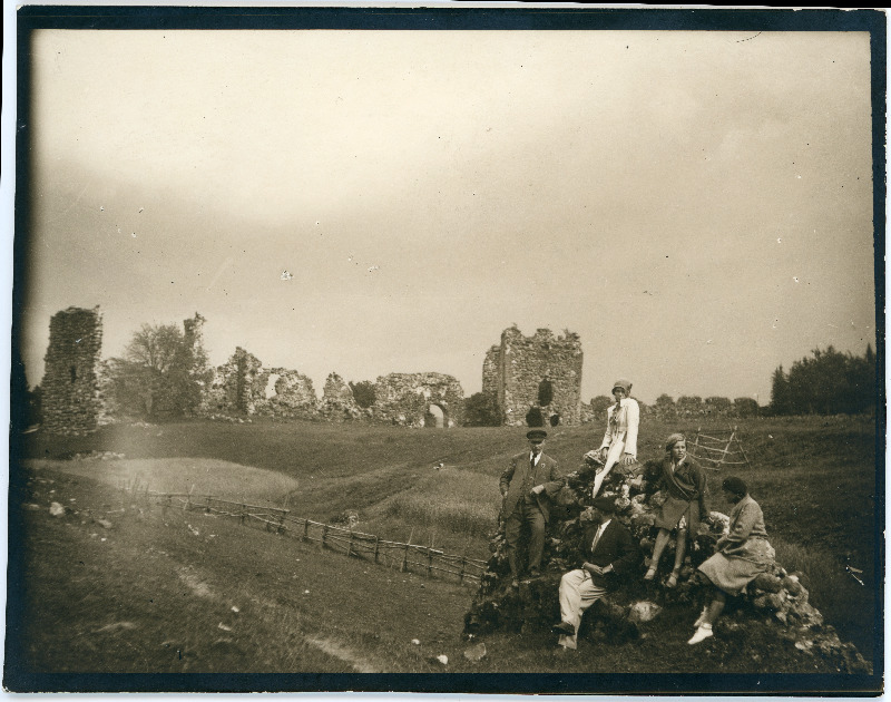 Johannes Vares sõpradega Viljandi lossimägedes