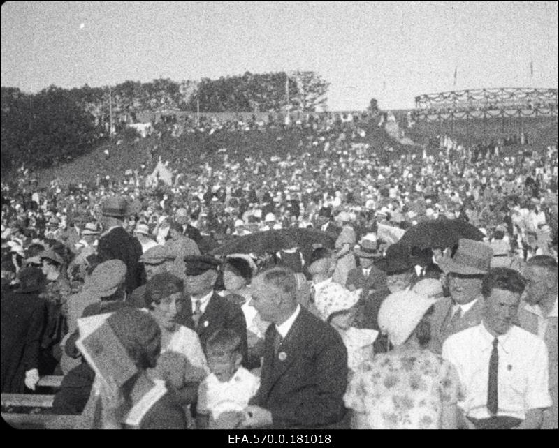 [X] üldlaulupeo publik lauluväljakul.