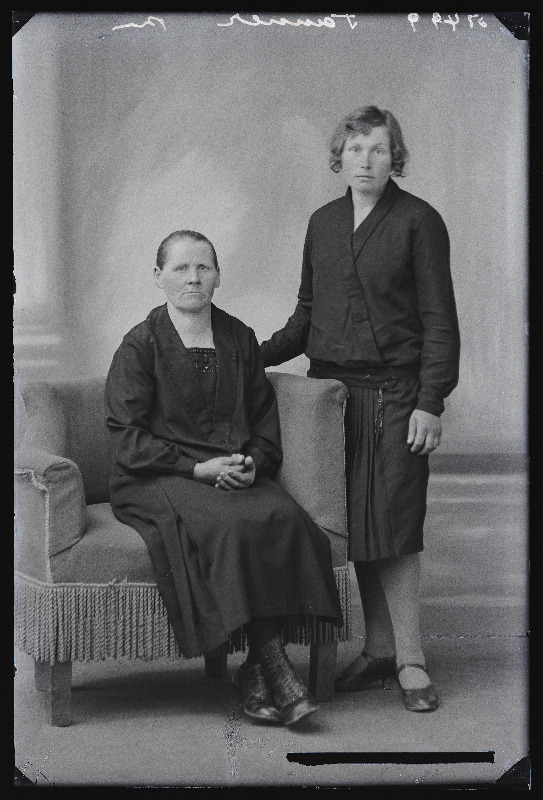 Kaks naist, (foto tellija Danner [Tanner]).