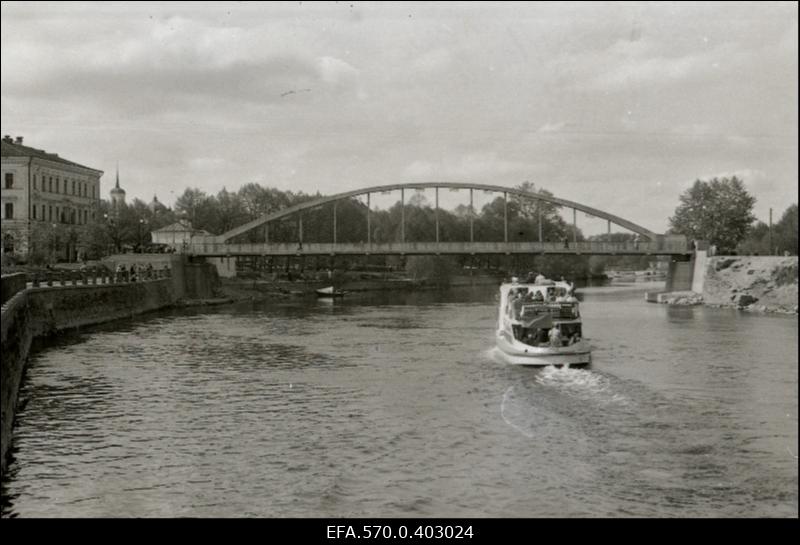 Jõelaev reisijatega Emajõel.