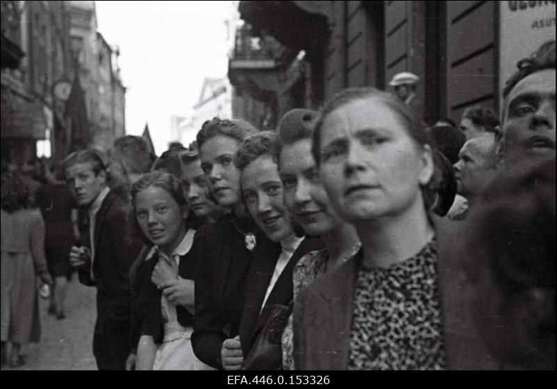 17. juulil 1940.a. korraldatud suurmiiting Riigivolikogu valimistel (14.- 15. juulil) saavutatud võidu puhul. Pealtvaatajad Pikal tänaval rongkäiku jälgimas.